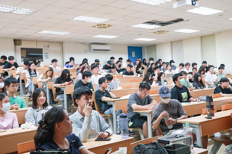 臺師大學生專注聆聽台積電徵才說明會。