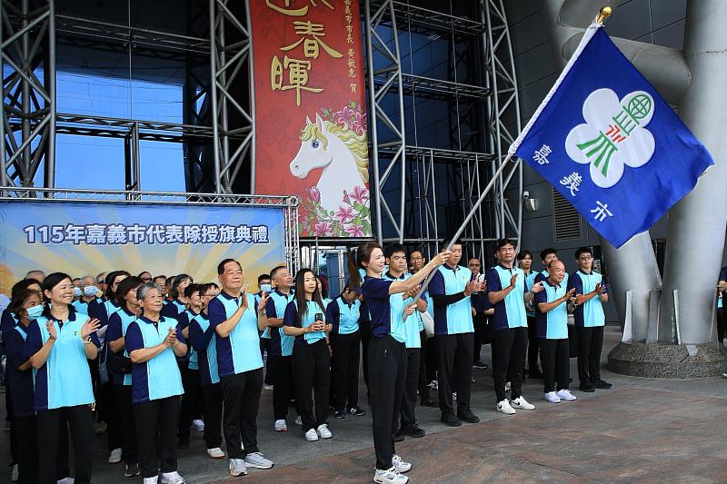 健美名將吳昱瑩選手接受授旗。