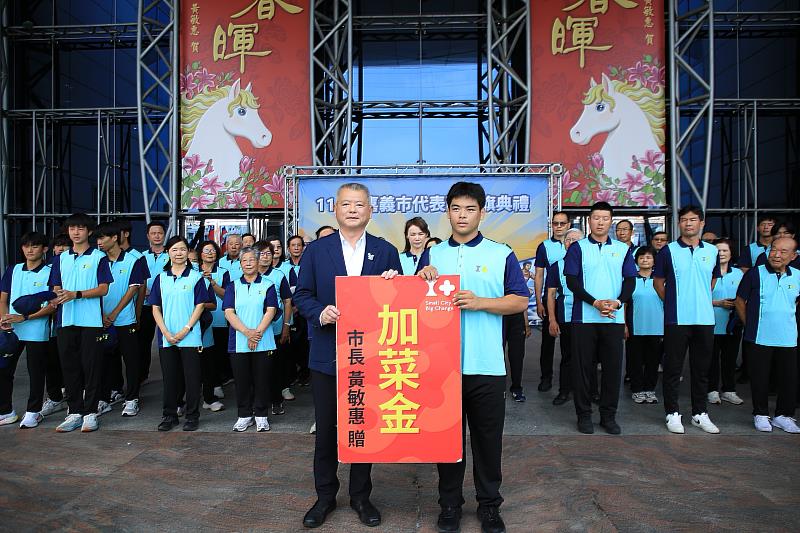 林瑞彥副市長致贈加菜金。