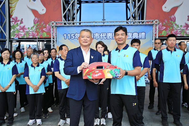 林瑞彥副市長致贈慰勞水果。