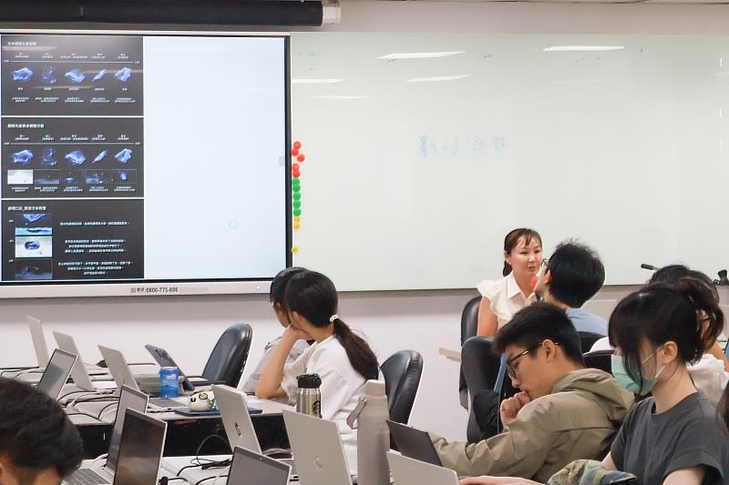 中華創意發展協會理事曹筱玥教授，以「AI科技時代的沉浸式體驗與文學」為題進行專題演講。
