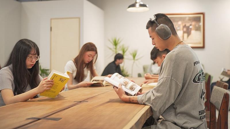 生活美學館老件黑膠館提供圖書閱讀與黑膠唱片聆聽空間，讓民眾在書香與樂音中感受生活美學。（圖／中信科大提供）