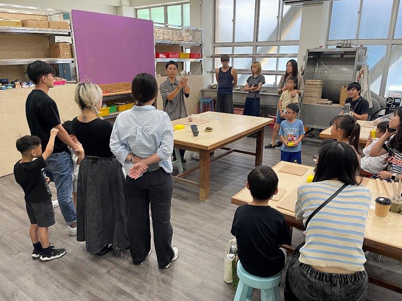 生活美學館陶藝教室開設陶作體驗課程，讓學生親手感受陶土創作的樂趣與工藝之美。（圖／中信科大提供）