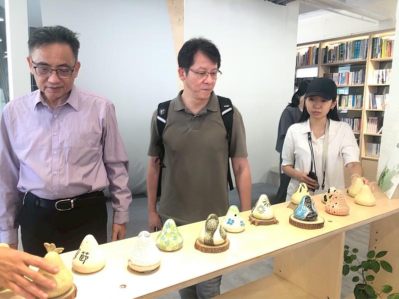 生活美學館展出多元藝術創作，讓師生與民眾近距離欣賞不同形式的作品，感受豐富的藝術氛圍。（圖／中信科大提供）