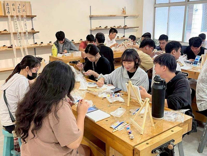 生活美學館創作匯流區提供學生揮灑創意，透過繪畫創作展現多元藝術想像。（圖／中信科大提供）