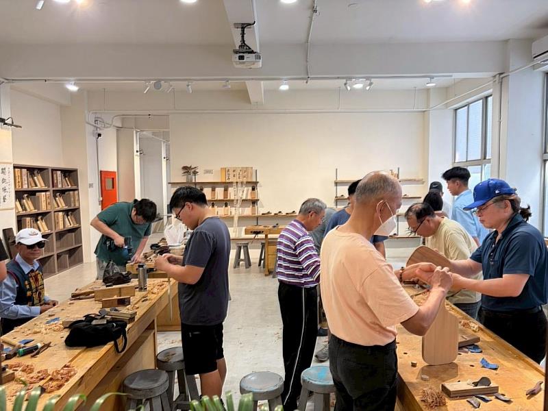 生活美學館創作匯流區提供木工創作空間，讓學生透過動手實作，體驗木作工藝與創作樂趣。（圖／中信科大提供）