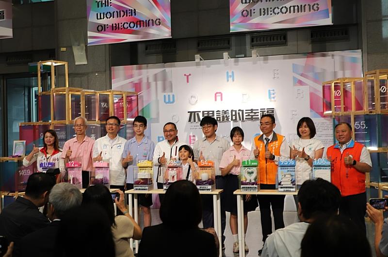 侯友宜市長與教育夥伴齊聚合影，共同見證新北8年教育成果。