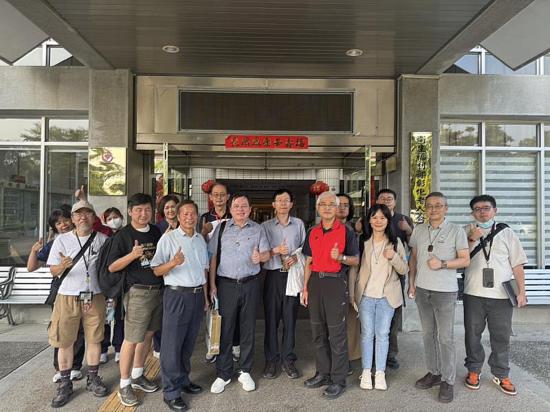 跨校產學參訪團隊與彰化老人養護中心團隊於中心大樓前合影,象徵雙方3年產學合作正式啟動,為台灣智慧長照開啟新頁。