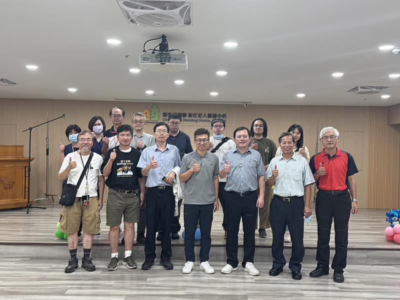 亞大資安中心率領跨校產學菁英團隊,與衛福部彰化老人養護中心主管及醫護人員合影,雙方將攜手推動AI智慧失智照護研發。