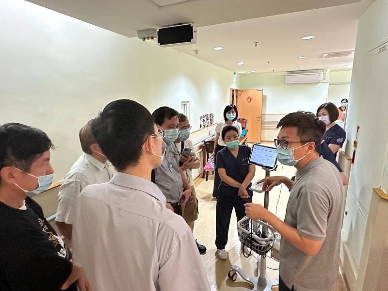 彰化老人養護中心主任陳智偉親自導覽失智照顧區環境,並與亞大產學團隊深入探討人工智慧輔助照護與資安防護的可行方向。