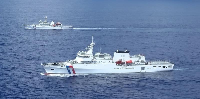 海巡署嘉義艦與澎湖艦編隊航行。
