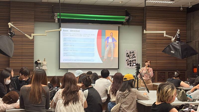 蔡秋子總經理分享設計師如何跳脫創作者思維,從消費者視角重新思考品牌與市場。