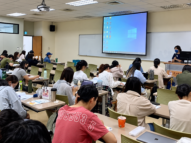 中山醫大推動國考衝刺班,帶領學生整理核心觀念與考題重點。