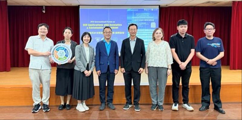 論壇講者與與會教授合影。