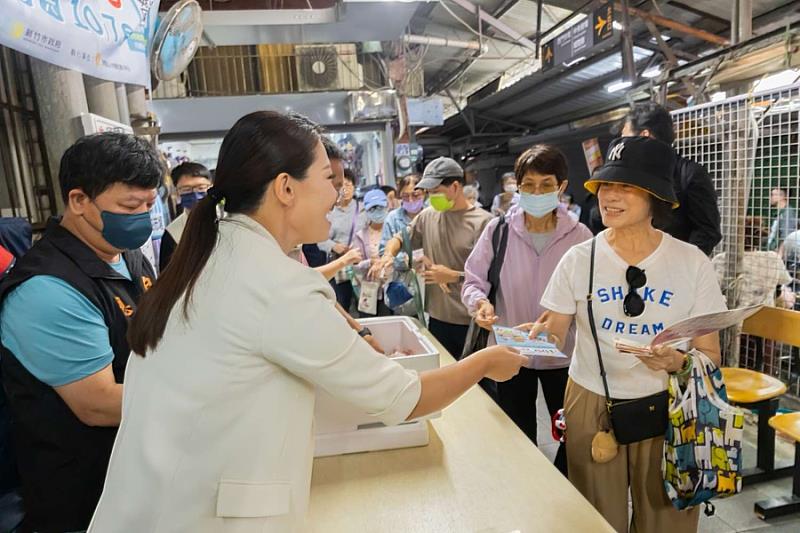市長高虹安今日一早特別前往中央市場發放加倍券。