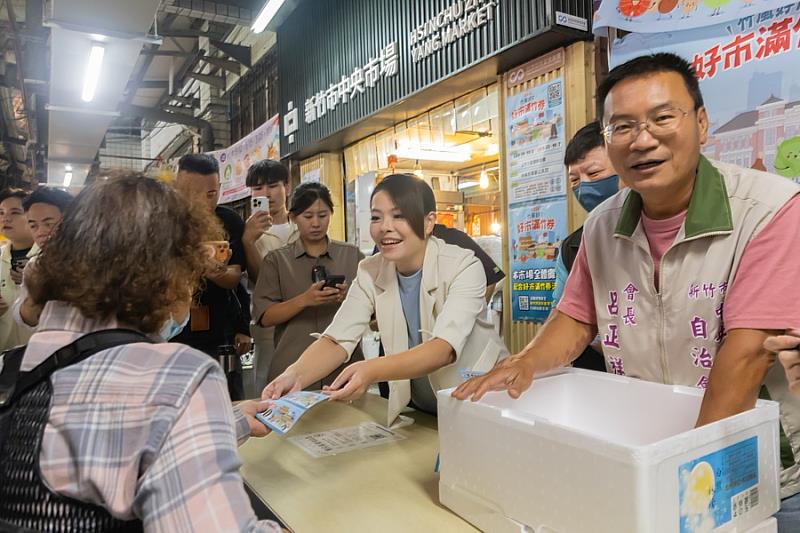 市長高虹安今日一早特別前往中央市場發放加倍券。