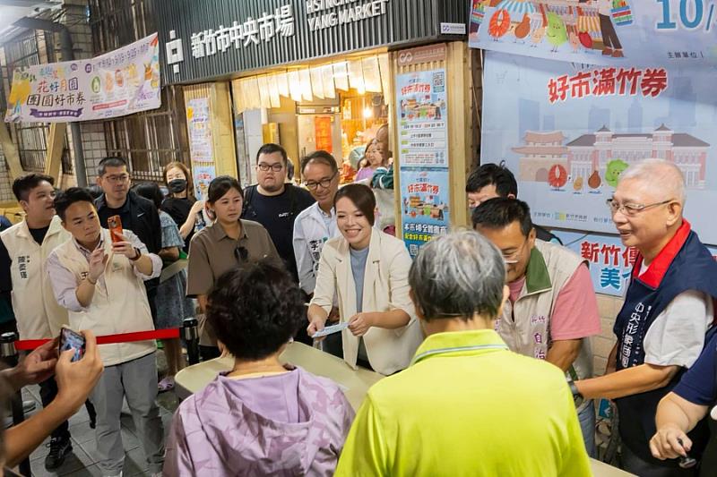 市長高虹安今日一早特別前往中央市場發放加倍券。