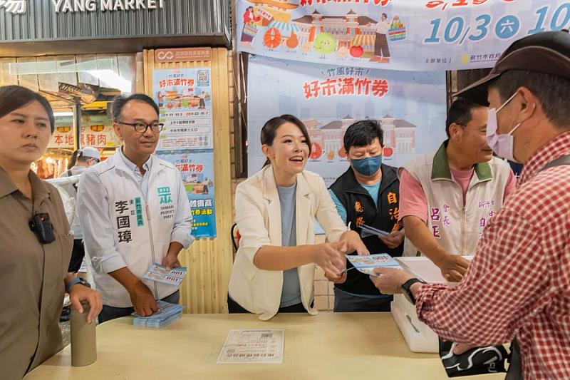 市長高虹安今日一早特別前往中央市場發放加倍券。