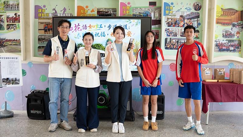 富禮師生贈禮予高虹安市長。