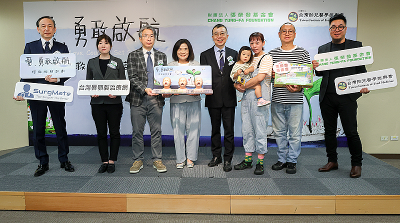 張榮發基金會鍾德美執行長（左4）、台灣胎兒醫學振興會張東曜醫師（左3）、臺北醫學大學附設醫院顱顏中心陳國鼎醫師（右5）、日本桐越晶子醫師（左2）、唇顎裂模具設計徐自珍博士（左1）、紀錄片施祥德（右1），以及田媽媽（右3）、田爸爸（右2）、田心小朋友（右4）等與會貴賓合影，宣告「愛．勇敢啟航」X「拯救胎兒計畫」正式啟動，將從孕期照護、家庭支持及醫療人才培育等面向著手，陪伴唇顎裂寶寶及其家庭走過孕期至成長的每一步。