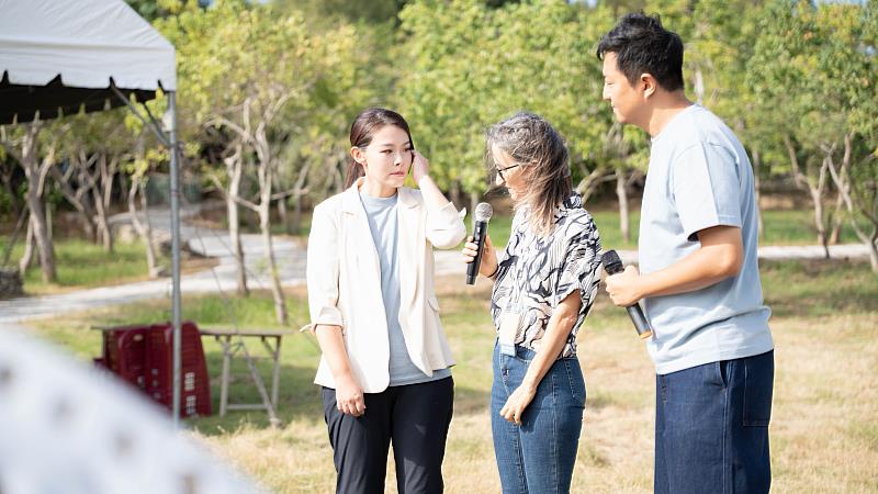 市長高虹安與藝術家進行作品巡禮。