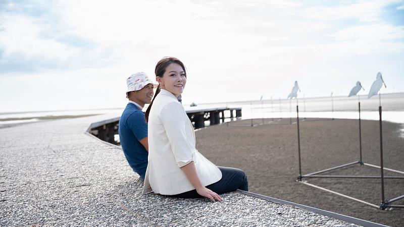 市長高虹安與藝術家進行作品巡禮。