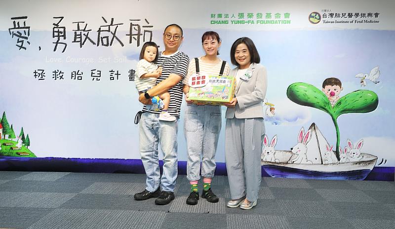 張榮發基金會鍾德美執行長（右1）致贈「全腦開發點讀大寶盒」給田心小妹妹、田爸爸、田媽媽（左1至左3）傳遞對唇顎裂寶寶及家庭的關懷與支持。