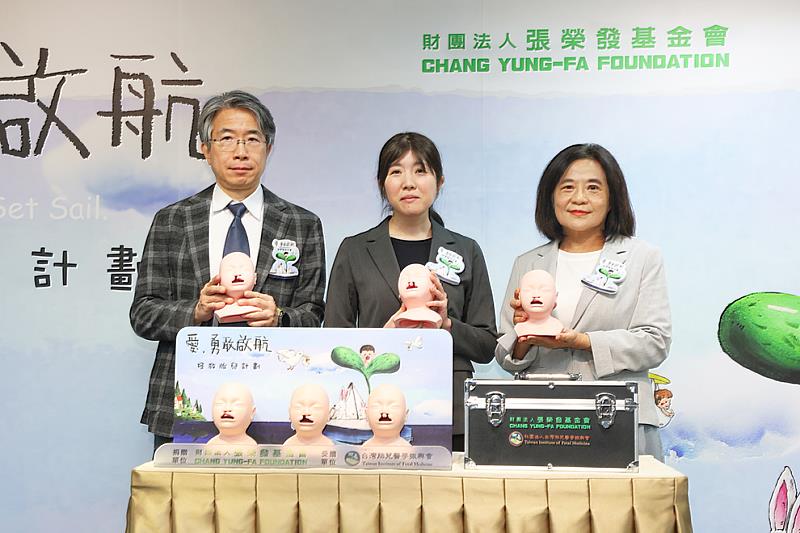 張榮發基金會鍾德美執行長（右）致贈「唇顎裂照護教學模具」給台灣胎兒醫學振興會張東曜醫師（左）及參與國際研修的日本桐越晶子醫師（中），教學模具未來將運用於「兔寶爸媽教室」，並提供醫療人才培訓使用。