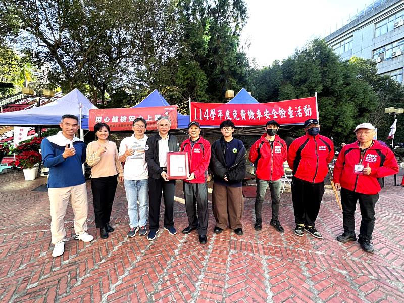 校園免費機車健康檢查服務大受學子好評，朝陽科大校長鄭道明(左四)特別肯定學務處同仁及協辦業者NBF之用心。