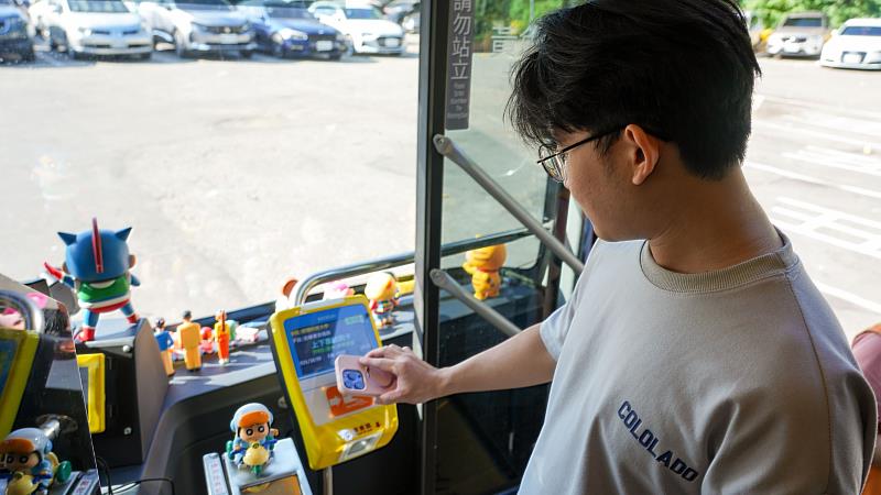 交通局首度將「市民限定乘車碼」服務推進大專校園，朝陽科大率先響應協助學生綁卡，增加搭乘便利性。