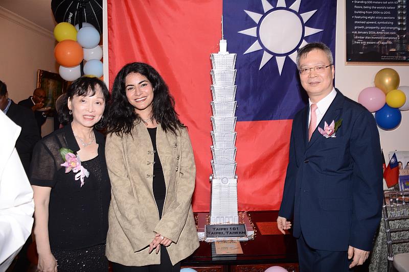 胡代表伉儷及慕妮拉．薩巴赫女親王與101造景合影。