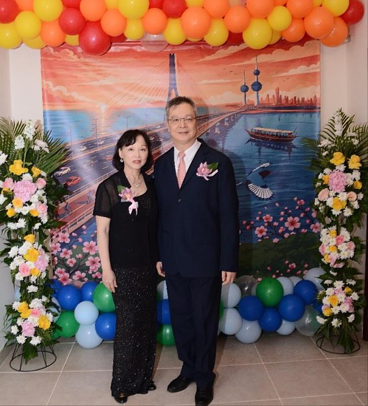 胡代表伉儷與「淡江大橋×科威特塔」主題背板合影。