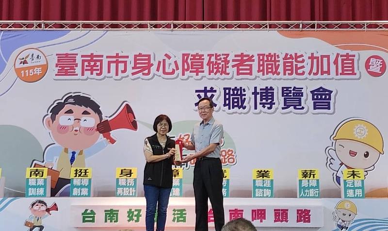 勞動部勞動力發展署雲嘉南分署分署長柯秀燕(左)頒發「五心職場」績優單位認證,由臺鹽公司行政處處長霍安平代表受獎。