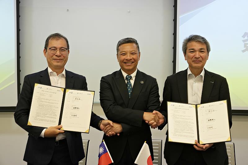 輔仁大學校長藍易振與日本電子代表高橋清人、科邁斯科技代表林瑋翔共同簽署三方合作意向書,正式展開核磁共振技術人才培育與國際產學合作。