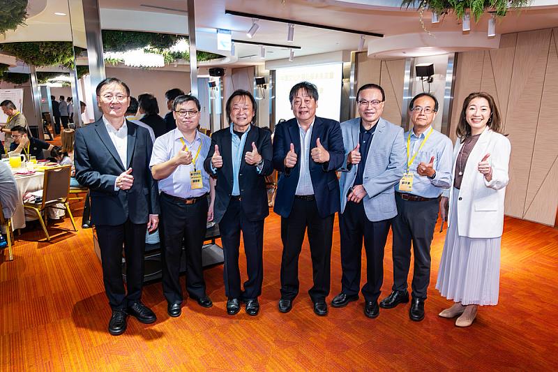 立法委員、化學系系友會榮譽理事長王世堅(左3)出席成立大會,分享從化學跨足建築、營造與政治的多元職涯經驗。左起社資處林柏杉處長、化學系首屆系友會理事長陳啟彰、王子奇校長(右4)、羅吉旺秘書長、蘇平貴教授、社資處王禎綺組長。