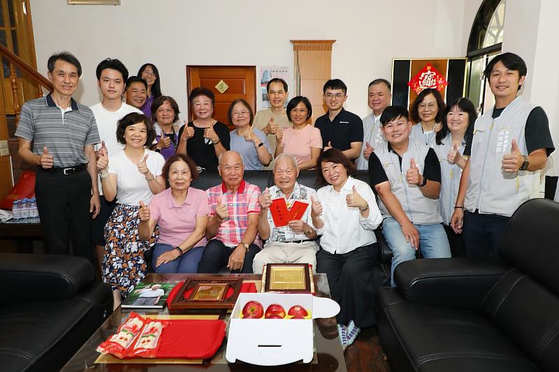 黃敏惠市長與百歲人瑞江平鎮家庭合影。