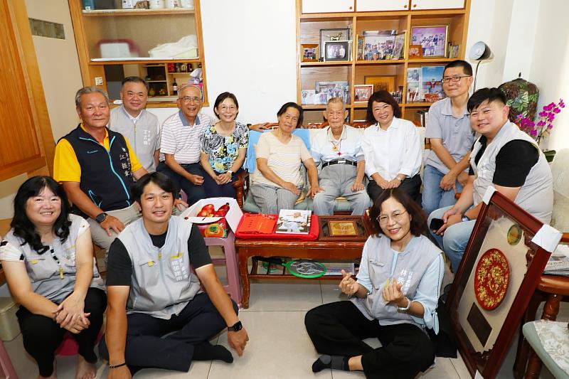 黃敏惠市長與百歲人瑞何子敬家庭合影。