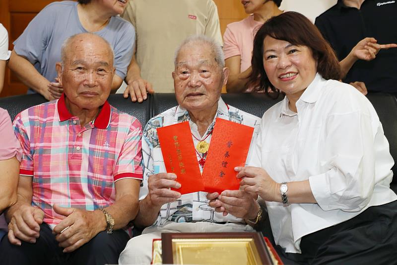 黃敏惠市長發放重陽敬老金1萬2千元及營養禮金5千元予江平鎮先生。