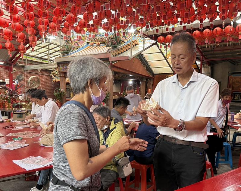 虎嘯里里長協助居民製作艾草草藥捶，與里民交流手作經驗。（照片/校方提供）