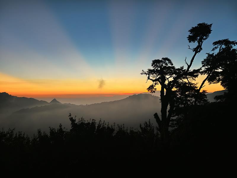 大雪山國家森林遊樂區－漫天紅霞映照山巒，絕美夕陽令人流連忘返。