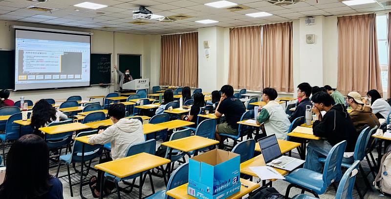 曾竹寧老師說明「國家考試規則與社工師專技高考準備方向」，協助學生掌握備考策略。