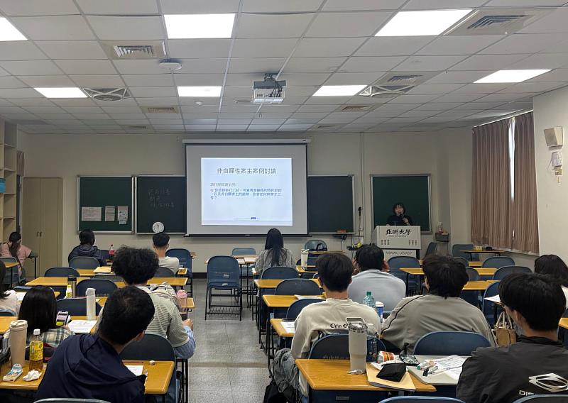 洪千惠副主任於週末證照輔導班中講授「非自願性案主案例討論」，引導學生將理論與實務緊密結合。