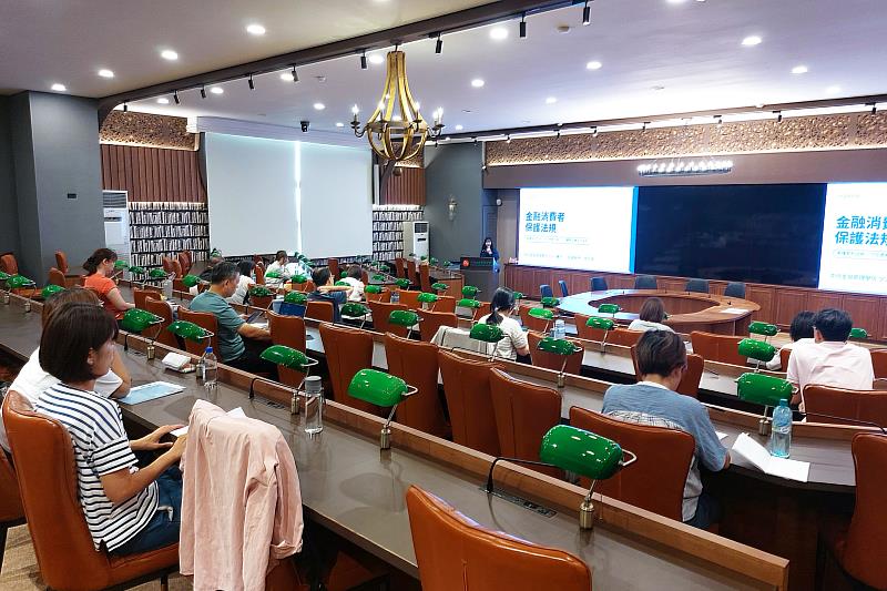 中金院「30+大學試辦計畫－財富管理與保險學分學程」開學。圖為首日課程「金融消費者保護法規」上課情形。（圖/中金院提供）