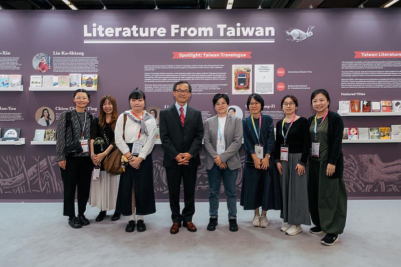 臺灣館開幕合影（左起）：隨行版權人白佳卉、葉庭華、游晨瑋、駐法蘭克福辦事處羅美舜處長、作家楊双子、文策院代表、文化部訪團。（文策院提供）