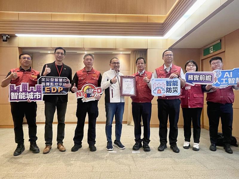 消防局陳崇岳局長於市政會議獻獎予侯友宜市長。（照片左起：消防局黃弟勝簡任技正、興創知能黃瑞賢部長、消防局陳勝照主任秘書、侯友宜市長、消防局陳崇岳局長、柯昭寬科長、李璘昱技正、徐君毅技士）