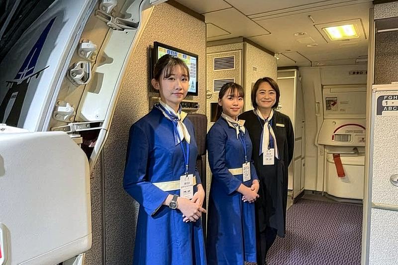 李怡華老師（右1）曾任新加坡航空及中華航空空服員，累積豐富的國際禮儀及客艙服務經驗。