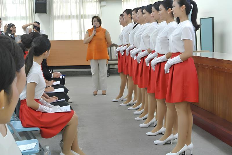 從服裝儀容、站姿、表情、手勢、迎賓用語到貴賓動線引導及突發狀況應變，國慶禮賓每一個環節都必須經過嚴謹訓練。