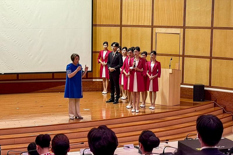 憑藉多年國際航空服務經驗，李怡華老師將航空業的訓練思維融入國慶禮賓。
