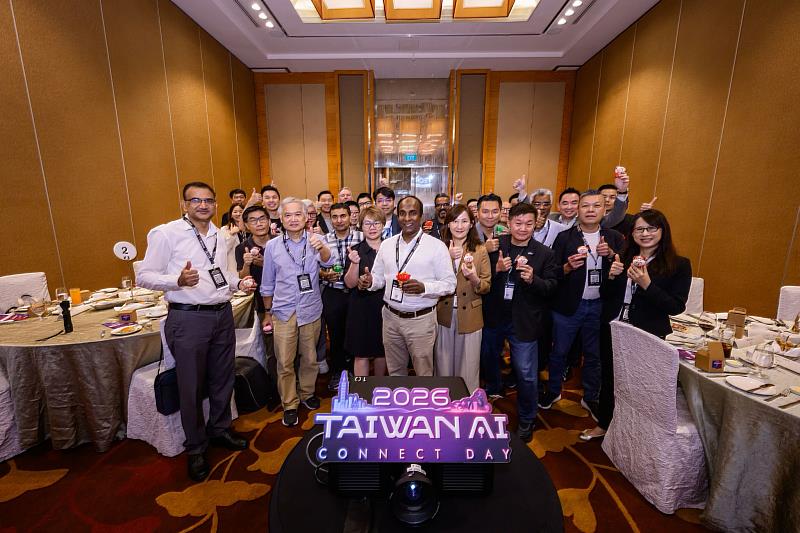 「TAIWAN AI CONNECT DAY」專場臺新雙方業者合影。活動吸引22位跨國企業決策者親臨現場,與臺灣AI企業團隊交流。