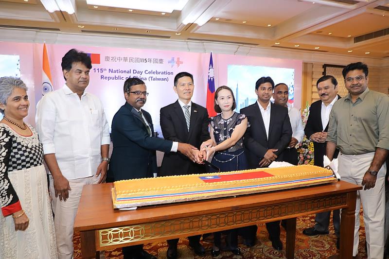 駐清奈辦事處許書智處長夫婦於2026年10月6日晚間在里拉皇宮飯店(Leela Palace)主持115年中華民國國慶酒會與貴賓共同切蛋糕